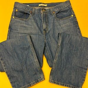 LIKE NEW LEVI’S LOW PRO STRAIGHT JEANS. SIZE 31